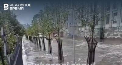 Татьяна Демина - В Казани прошел сильный дождь — в соцсетях публикуют фото и видео непогоды - realnoevremya.ru - респ. Татарстан - Казань