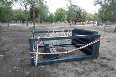 Посетители парка имени Гагарина в Комсомольском посёлке сообщают о падении качелей вместе с катающимся на них ребёнком - saratov.mk.ru - Саратов
