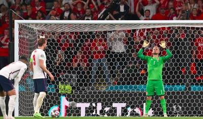 Каспер Шмейхель - УЕФА оштрафовал Англию за попытку фанатов ослепить вратаря Дании на полуфинале ЧЕ - newizv.ru - Англия - Дания