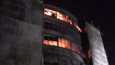 Полиция Бангладеша задержала главу завода после гибели более 50 человек при пожаре - piter.tv - Бангладеш