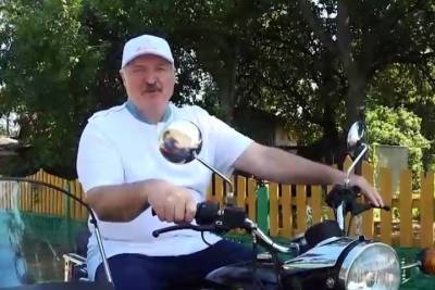 Александр Лукашенко - Лукашенко проехался по родному городу на мотоцикле ради гаишников - mk.ru - Белоруссия - Минск