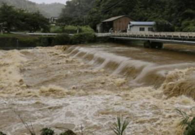 В Японии в результате сильного дождя затопленными оказались более 120 тысяч домохозяйств. ФОТО - enovosty.com - Япония