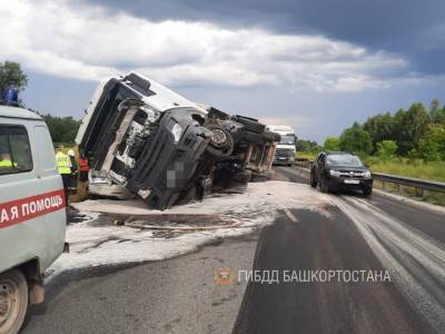 В Башкирии после ДТП с иномаркой фура упала на две встречные машины - ufacitynews.ru - Башкирия - Уфа - Челябинск - Самара