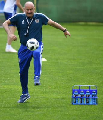Владимир Путин - Станислав Черчесов - Евгений Ловчев - Дмитрий Чернышенко - Ловчев считает, что после Евро-2020 россияне возненавидели свою сборную и Черчесова - gazeta.ru - Россия
