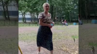 В Петербурге пожилая женщина избила на улице свою собаку - piter.tv - Санкт-Петербург