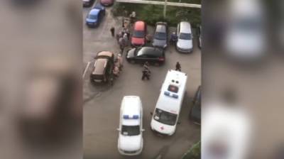 Очевидец: В Пензе мужчина выбросил из окна крупную сумму денег - penzainform.ru - Пенза