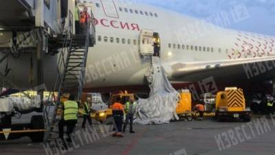 Стало жарко: пассажир рейса Москва-Анталья саботировал вылет, открыв аварийный люк - 5-tv.ru - Москва
