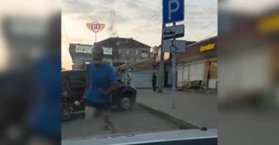 "Ты что, дурак?": В Ярославле таксиста избили и разгромили ему машину молотками за съёмку драки - reendex.ru - Ярославль
