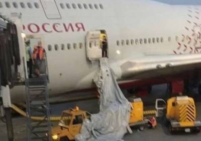 Пассажир задержанного в аэропорту Шереметьево рейса открыл аварийный люк - ya62.ru - Москва - Россия