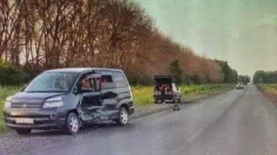 Женщина с тремя детьми попали в больницу после ДТП в Воронежской области - vestivrn.ru - Воронеж - Воронежская обл. - Луганск