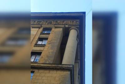 Штукатурка начала сыпаться с фасада дома на Садовой - spb.mk.ru - Санкт-Петербург