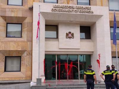 Лексо Лашкарава - "Вам придется ответить": после смерти журналиста в Грузии активистка залила красной краской вход канцелярии правительства - unn.com.ua - Украина - Киев - Грузия - Тбилиси