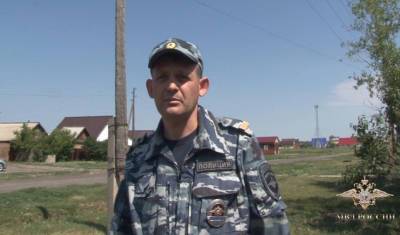Ирина Волк - Омский полицейский спас упавших в колодец детей - newizv.ru - Россия