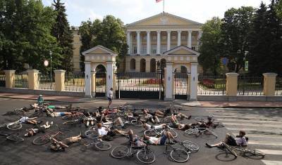 Петербургские велосипедисты устроили акцию протеста перед Смольным - newizv.ru
