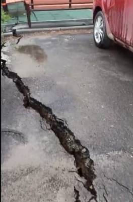 В Екатеринбурге во дворе дома, соседствующего со стройплощадкой на месте снесенного здания ПРОМЭКТ, разошелся асфальт - nakanune.ru - Екатеринбург