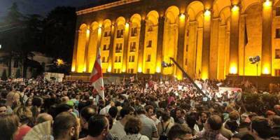 В Тбилиси проходит многотысячный митинг из-за смерти журналиста Лашкаравы, избитого на гей-параде - nakanune.ru - Тбилиси