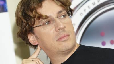 Алла Пугачева - Максим Галкин - Филипп Киркоров - "Тянет похозяйничать": Галкин показал, как ловко управляется с пилой - inforeactor.ru - деревня Грязь