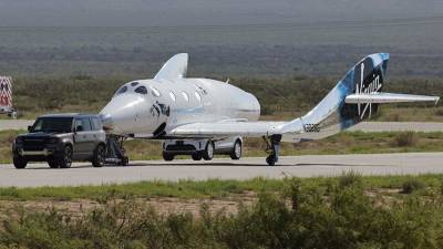 Илон Маск - Джефф Безос - Ричард Брэнсон - Маск и Безос поздравили Брэнсона с успешным полетом к границе космоса - iz.ru - США - Англия - Израиль