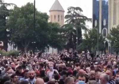 Вахтанг Гомелаури - В Тбилиси проходит митинг с требованием отставки премьера - ya62.ru - Грузия - Тбилиси