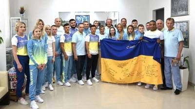 Владимир Зеленский - Зеленский вручил украинским олимпийцам государственный флаг с картой страны без Крыма - newdaynews.ru - Украина - Крым - Токио