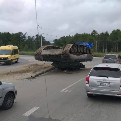 В Южно-Сахалинске на проезжую часть с трала рухнул танк - runews24.ru - Южно-Сахалинск