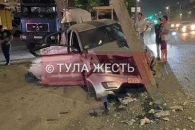 В Туле автомобиль врезался в столб - tula.mk.ru - Тула