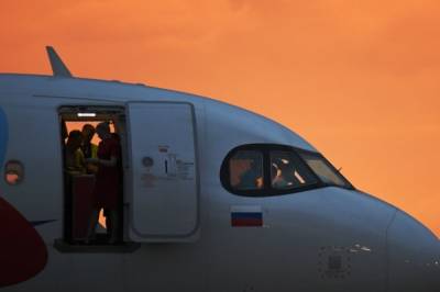 Юрист рассказал, что грозит пассажиру за открытие аварийного люка самолета - aif.ru - Москва - Россия