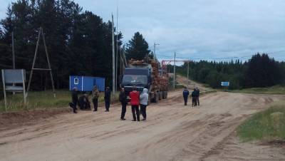 Владимир Уйба - В Коми жители посёлка закрыли путь лесовозам из-за разбитой дороги - dp.ru - респ. Коми