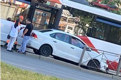 Питер Онлайн - Лихач на Volkswagen Polo перекрыл движение трамваев на Бухарестской - spb.mk.ru - Санкт-Петербург - район Фрунзенский