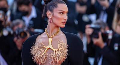Белла Хадид - Образ дня: Белла Хадид в платье Schiaparelli из новой кутюрной коллекции - skuke.net - Франция - Париж