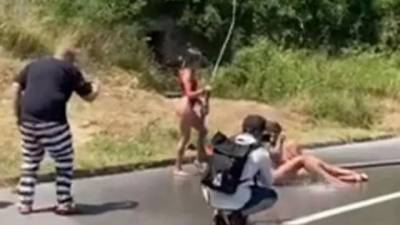 Суд в Черногории оштрафовал троих украинок на 450 евро за «пикантную» фотосессию посреди дороги - enovosty.com - Черногория