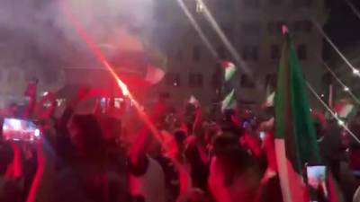 Тысячи итальянских футбольных фанатов жгли пиротехнику в фан-зоне в Риме - piter.tv - Англия - Италия - Лондон - Рим