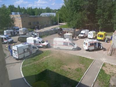 Возле Коми республиканской больницы выстроилась очередь из скорых - bnkomi.ru - респ. Коми - Сыктывкар