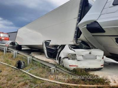 Mercedes Benz - Фура южноуральца придавила легковушки в массовом ДТП - u24.ru - Башкирия - Челябинская обл. - Уфа - Челябинск - Самара - Югра - район Иглинский
