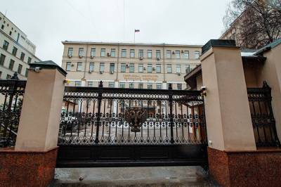 Нина Останина - Игорь Краснов - КПРФ потребовала прекратить дело против женщины, которую полиция силой выволокла из МФЦ - znak.com - Россия