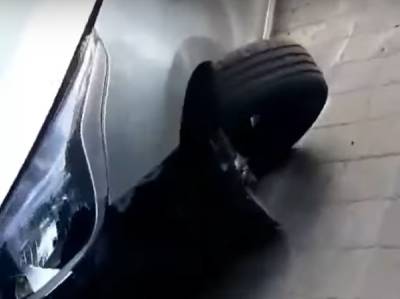 В центре Ростова две пьяные девушки на Kia Rio протаранили забор и выехали на центральную аллею - privet-rostov.ru