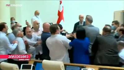 Ираклий Гарибашвили - Грузинские депутаты устроили драку в зале заседаний - vesti.ru - Грузия - Тбилиси