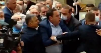 В парламенте Грузии началась массовая драка из-за гибели избитого оператора (видео) - focus.ua - Украина - Грузия - Парламент