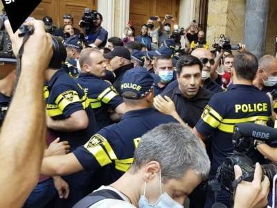 Лексо Лашкарава - В парламенте Грузии произошли драки - gordonua.com - Украина - Грузия - Тбилиси