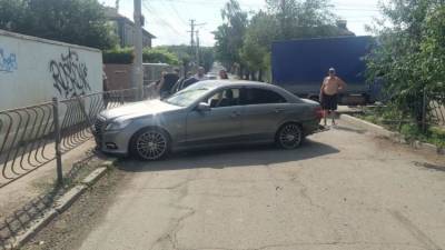 В Крыму грузовик въехал в Mercedes и протаранил магазин - crimea.ria.ru - Крым - Симферополь