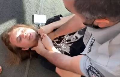 В Петербурге охранник ТЦ подрался с посетителем из-за маски. ГУ МВД ведет проверку - znak.com - Ленинградская обл. - Санкт-Петербург