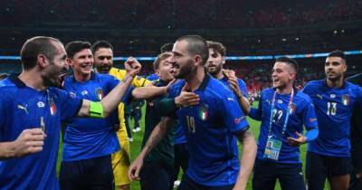 Роберто Манчини - Леонардо Бонуччи - "Спи спокойно, мы охраняем тебя": лидеры сборной Италии спали с трофеем Евро-2020 (фото) - focus.ua - Украина - Англия - Италия