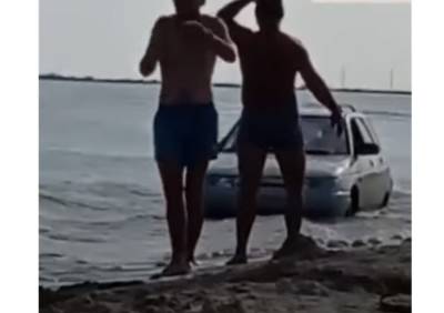 Авто затянуло в Азовское море, видео: "трое мужчин пытались вытащить" - politeka.net - Украина - Бердянск - Азовское Море