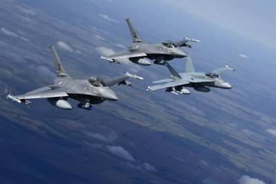 В Болгарию из Италии прилетела треть штатной эскадрильи F-16 ВВС США - argumenti.ru - Россия - США - Италия - Болгария