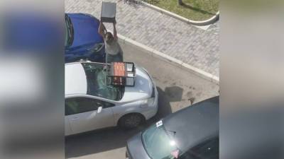 Заведенный красноярец из ревности разбил чужую машину. Видео - vesti.ru - Красноярск