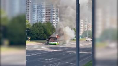 В Москве загорелся пассажирский автобус - piter.tv - Москва - Россия - Южно-Сахалинск