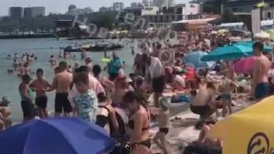 На пляжах Одессы тяжело пройти к морю: кадры "комфортного" отдыха показали в сети - politeka.net - Украина - Одесса