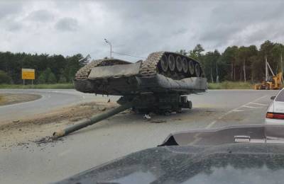 Российские военные уронили танк посреди трассы: видео - vchaspik.ua - Россия - Украина - Сахалинская обл. - Южно-Сахалинск