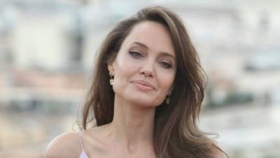 Анджелина Джоли - Уже знакомит с детьми: Анджелину Джоли заподозрили в романе с рэпером The Weeknd - 5-tv.ru - США - Англия - Лос-Анджелес - Нью-Йорк - Канада