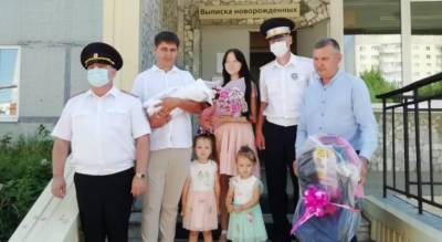 Инспекторы приехали на выписку к маме и ребенку, который родился в машине - pg21.ru - респ. Чувашия - Чебоксары - Новочебоксарск